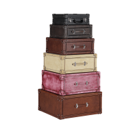 Пирамида из кейсов в виде тумбы Set of Travel Suitcases